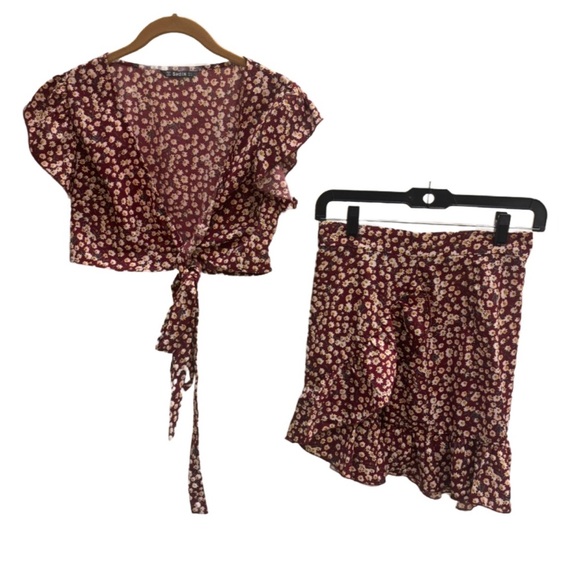 SHEIN Tops - SHEIN Two Piece “Ditsy” Floral Matching outfit. Knot tie crop top & ruffle skirt